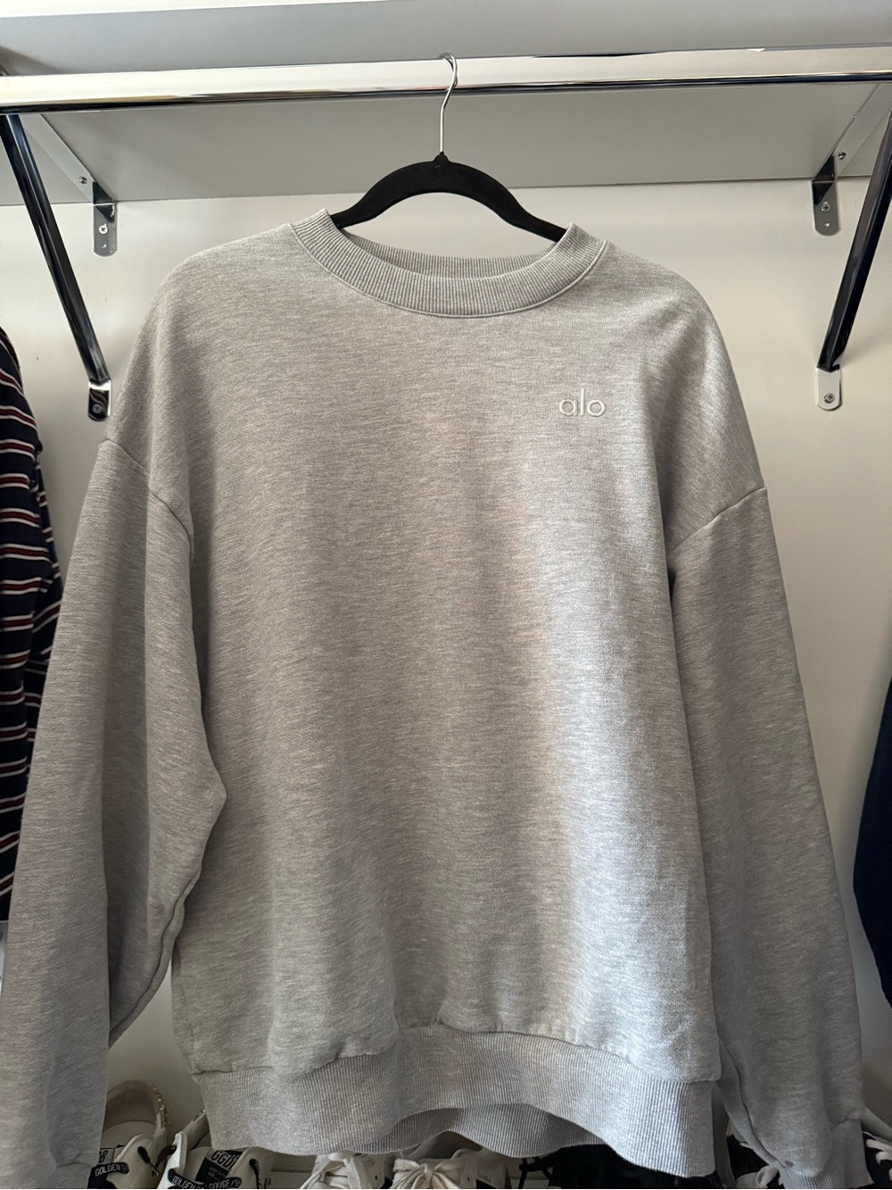 Alo Crewneck Sweatshirt in Light Gray